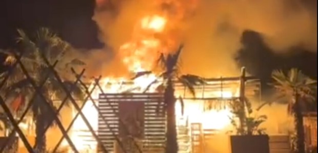 Πυρκαγιά κατέστρεψε υπαίθρια εγκατάσταση beach bar